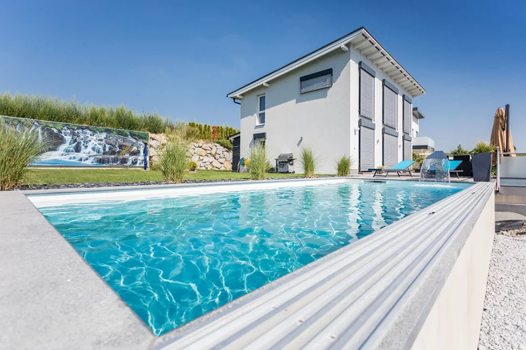 Piscina revestida con membrana Relief White, que combina la estética de la pureza con la durabilidad y funcionalidad de una solución armada.