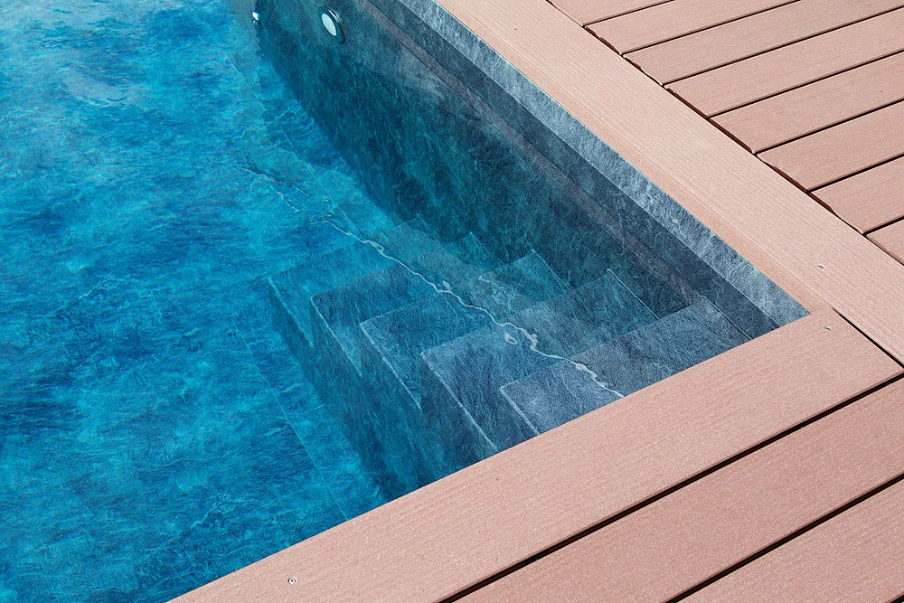 Piscina con membrana Elegance, ideal para quienes buscan un ambiente cautivador y sofisticado con tonos profundos de azul.