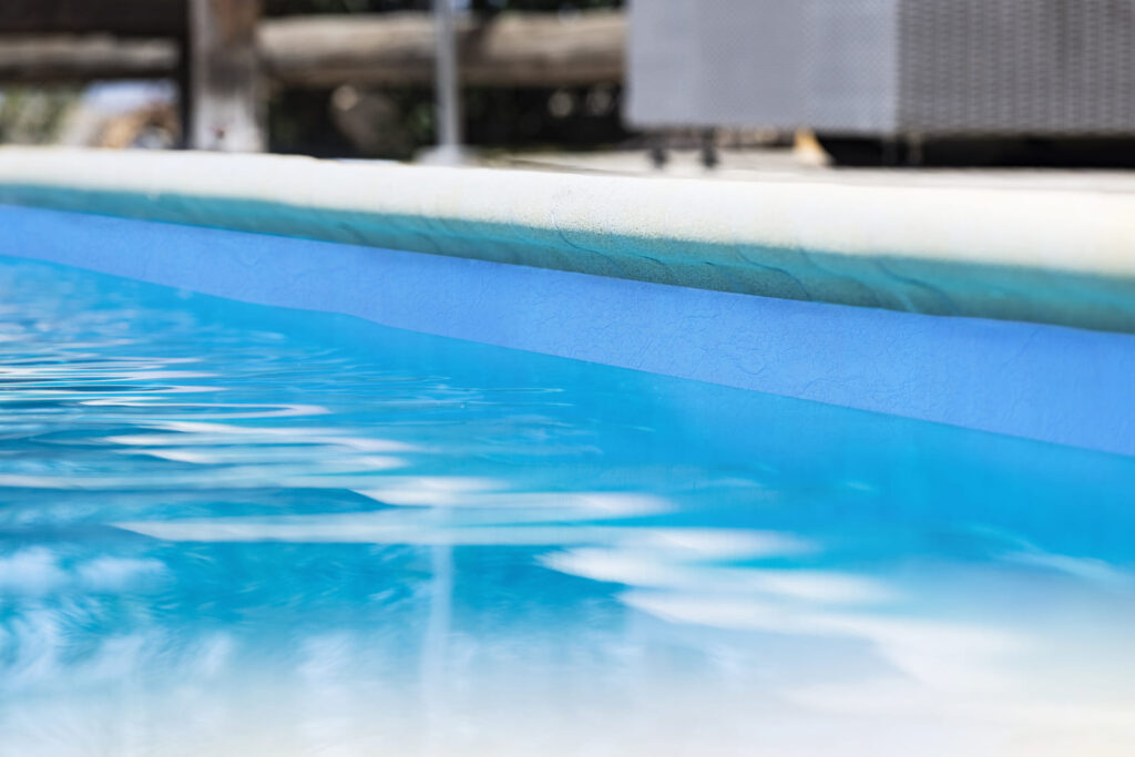 Piscina donde se aprecia el reflejo del agua