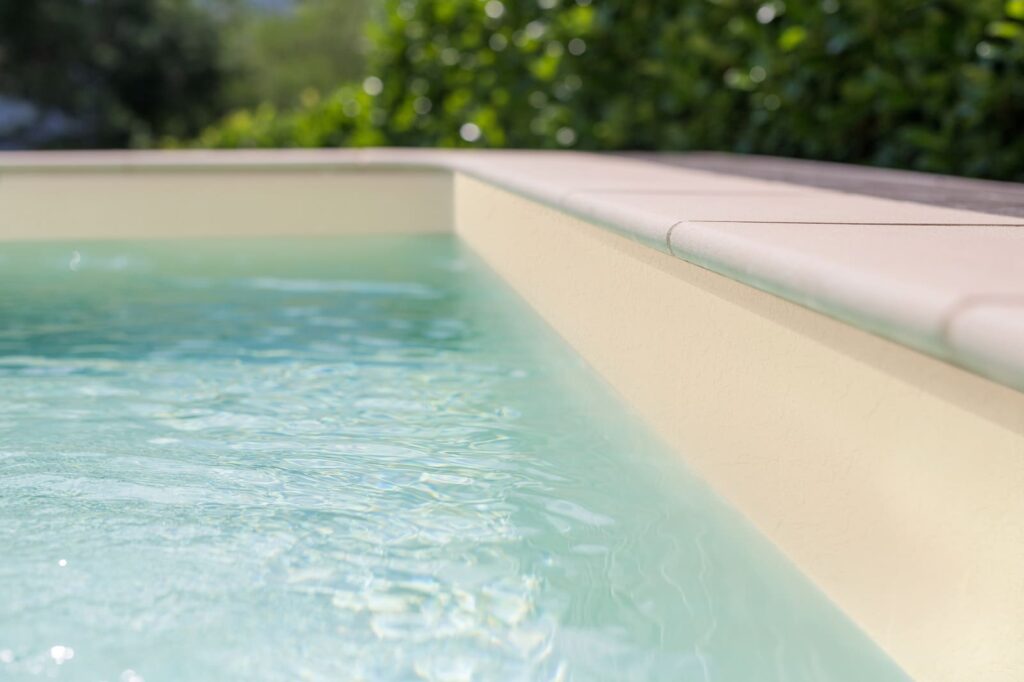 Imagen de detalle del borde de una piscina con membrana Arena