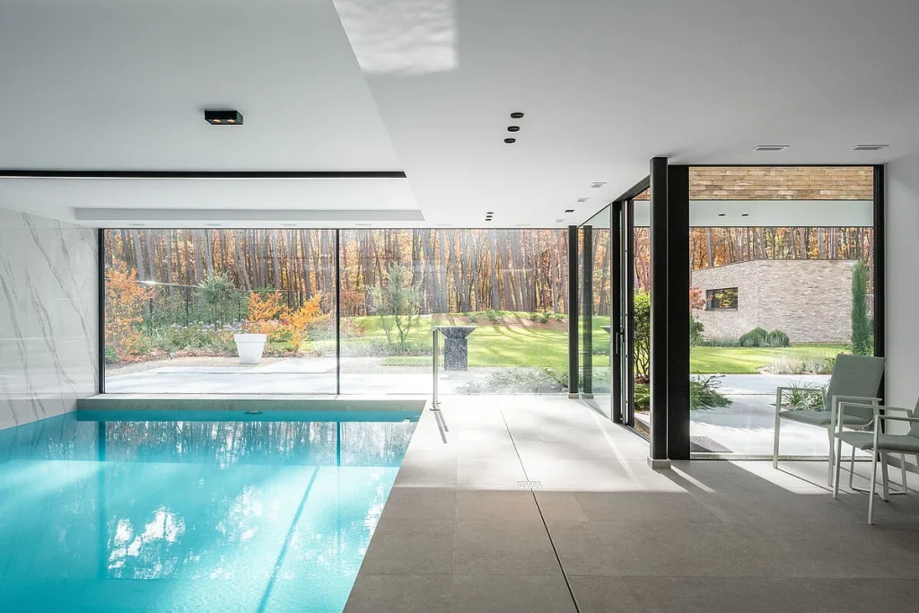 Piscina con membrana Relief White, ideal para quienes buscan un diseño seguro y elegante que se funda armoniosamente con cualquier ambiente.