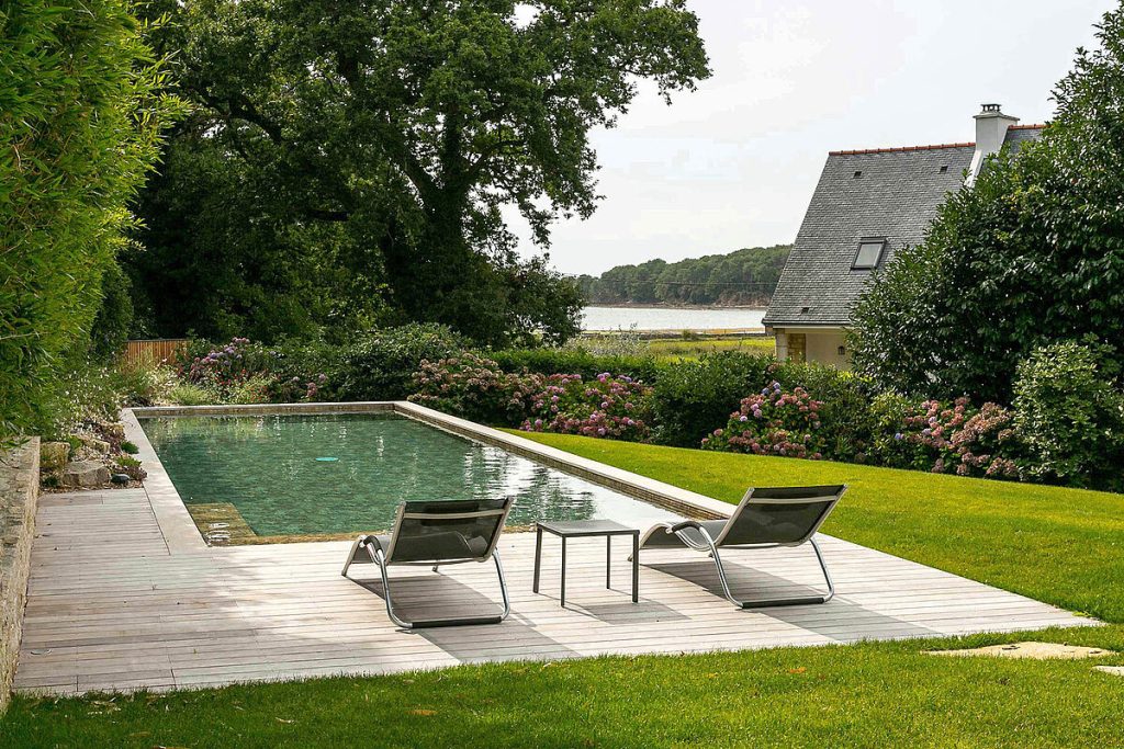 Piscina con membrana Authentic, donde la autenticidad de la piedra se combina con la funcionalidad y el diseño único, ofreciendo una experiencia de contacto natural y genuina.