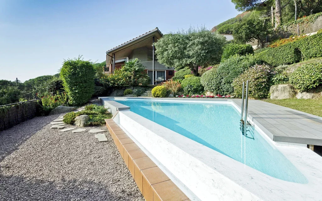 Piscina con membrana Vanity, ideal para propietarios que buscan destacar con un diseño único y lujoso.