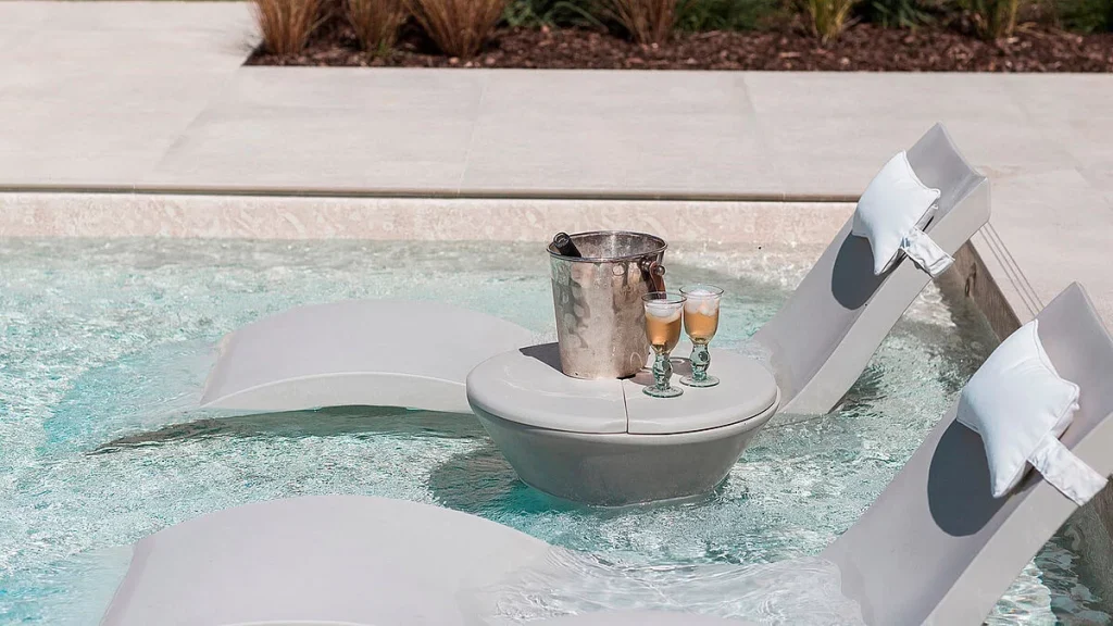 Piscina con membrana VINTAGE, iluminada por tonos tostados que crean un ambiente acogedor y elegante.