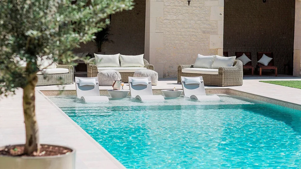 Piscina con membrana VINTAGE, que evoca la sofisticación de los diseños vanguardistas en suelos y paredes.