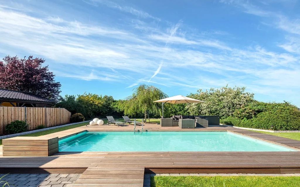 Imagen general de una piscina con membrana Verde Caribe, que captura la esencia de las aguas turquesas y cristalinas del Caribe, perfectas para desconectar y disfrutar.