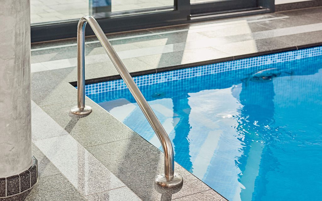 Piscina con membrana Bizancio Azul, que invita a sumergirse en aguas de serenidad y estilo, proporcionando una experiencia de baño inigualable.