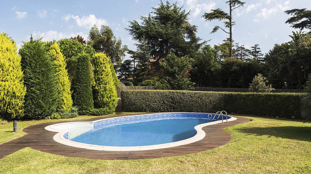 Imagen general de una piscina con membrana Carrara, que combina el azul suave con un diseño estampado elegante, creando un ambiente acogedor y estilizado.