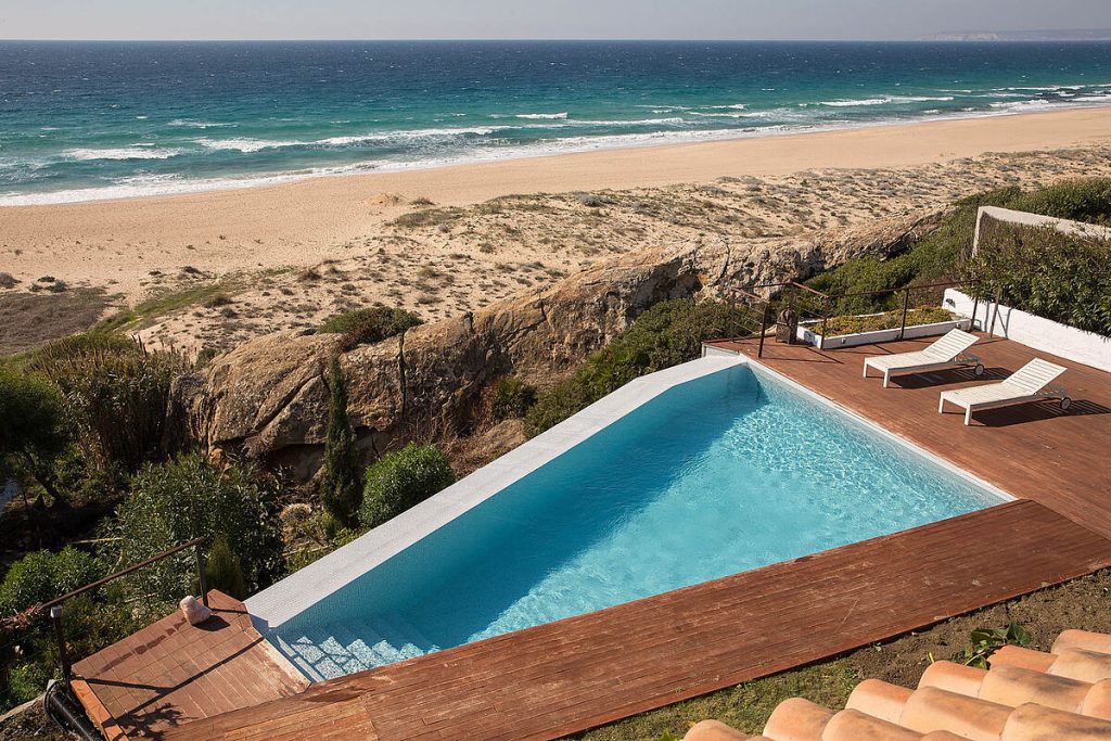 Piscina moderna con revestimiento Renolit Ceramics membrana Etna